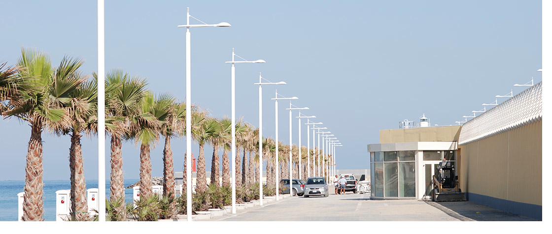 Street lighting poles UAE — HDG galvanized steel single arm bracket coastal road